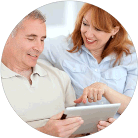 älteres Paar mit Tablet – Online Shop